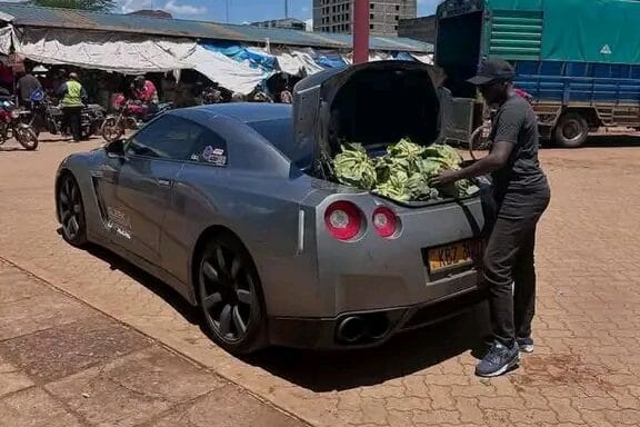 WHEN HUSTLE MEETS HORSEPOWER: MAN SELLS CABBAGES FROM NISSAN GTR IN Nairobi STREETS! NISSAN GTR